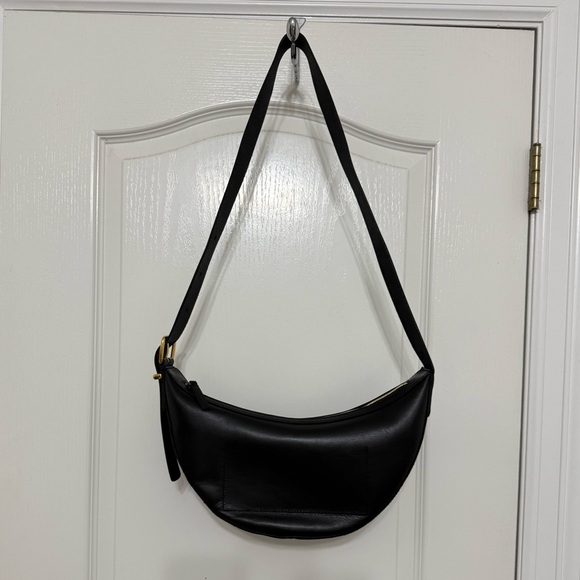 Madewell Handbags - Madewell The Essentials Crescent Sling in Leather Elegant Black Shoulder Bag NWT